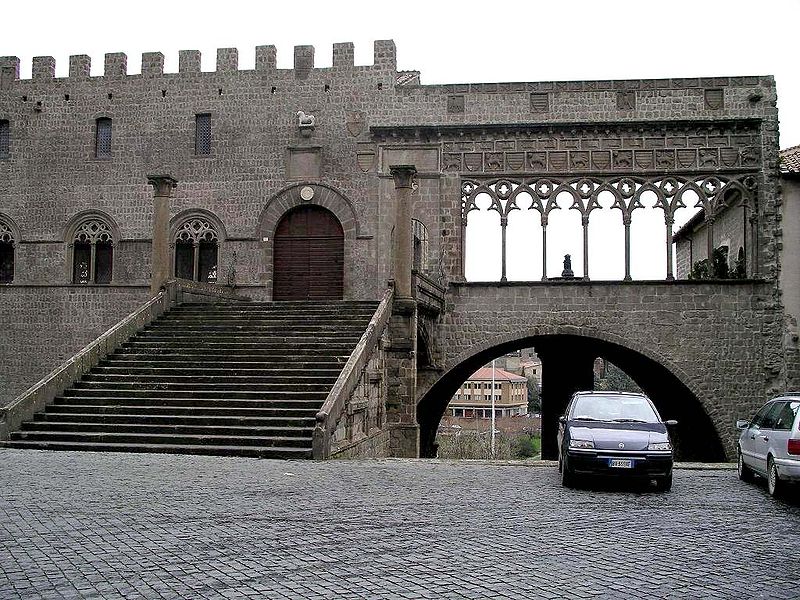 800px-Viterbo-Papal_Palace